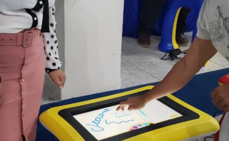 Entrega das mesas tablets para a Creche Cantinho do Céu pelo secretário de educação Marcos Pereira dos Santos